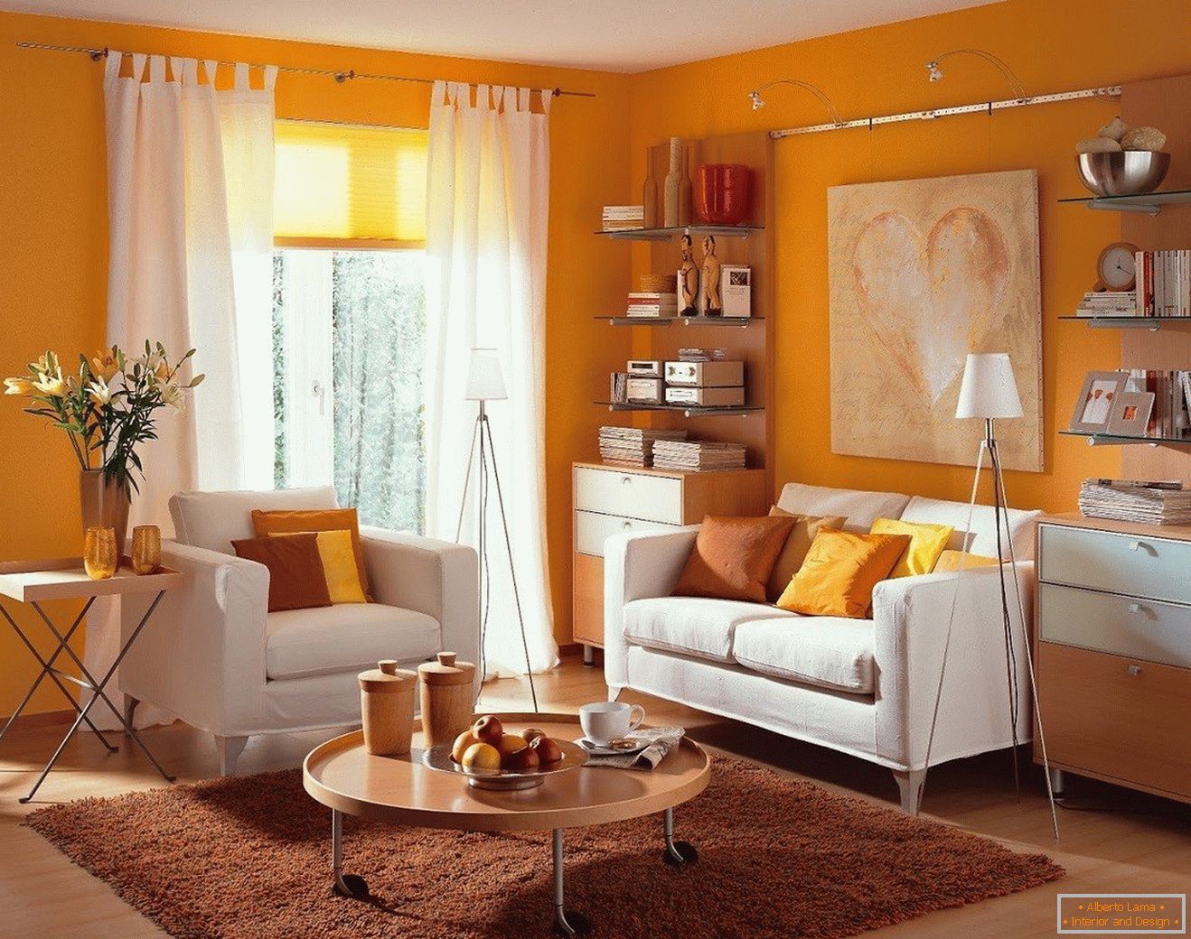 Wohnzimmer mit orange Wänden