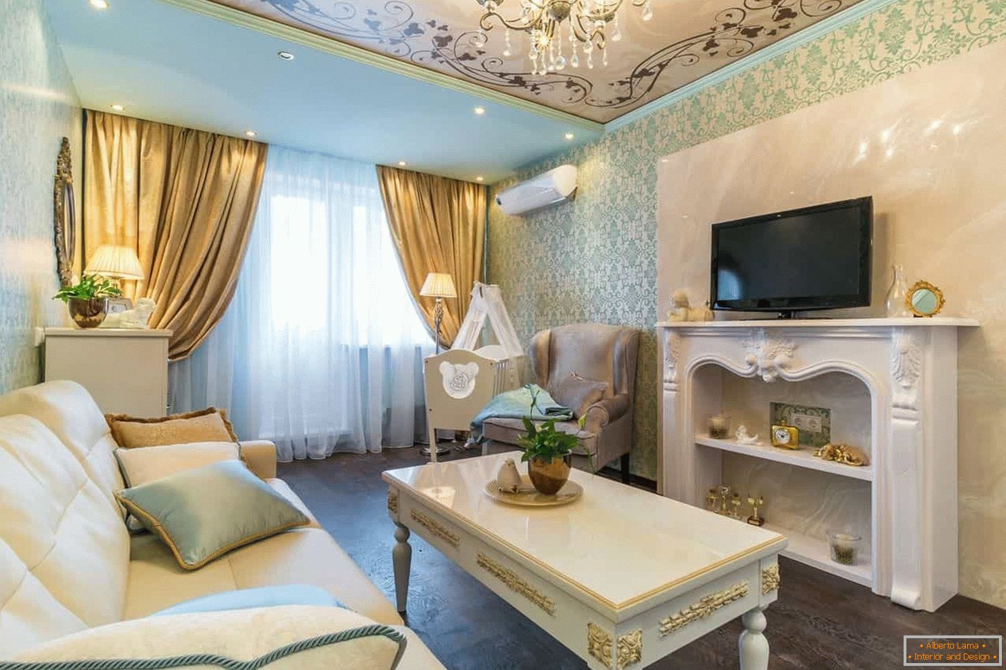 Wohnzimmer im klassischen Stil mit Gold-Finish, Deckenverzierung
