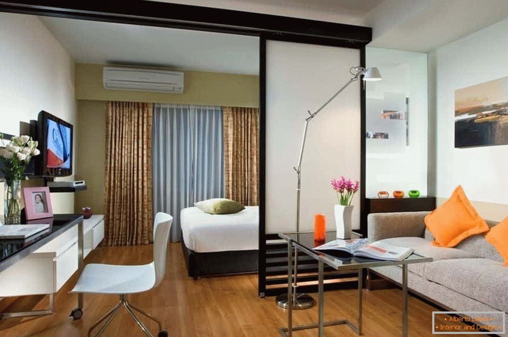 Schlafzimmer und Wohnzimmer in einem Raum getrennt durch eine halbtransparente Trennwand