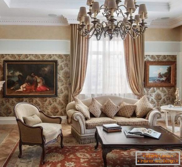 Klassisches Design des Wohnzimmers im Inneren eines privaten Hauses - Foto