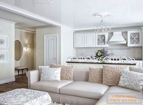 Klassisches Design des Wohnzimmers in einem privaten Haus in weißer Farbe