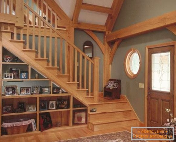 Treppenhaus aus Holz im zweiten Stock im Design des Wohnzimmers eines Privathauses