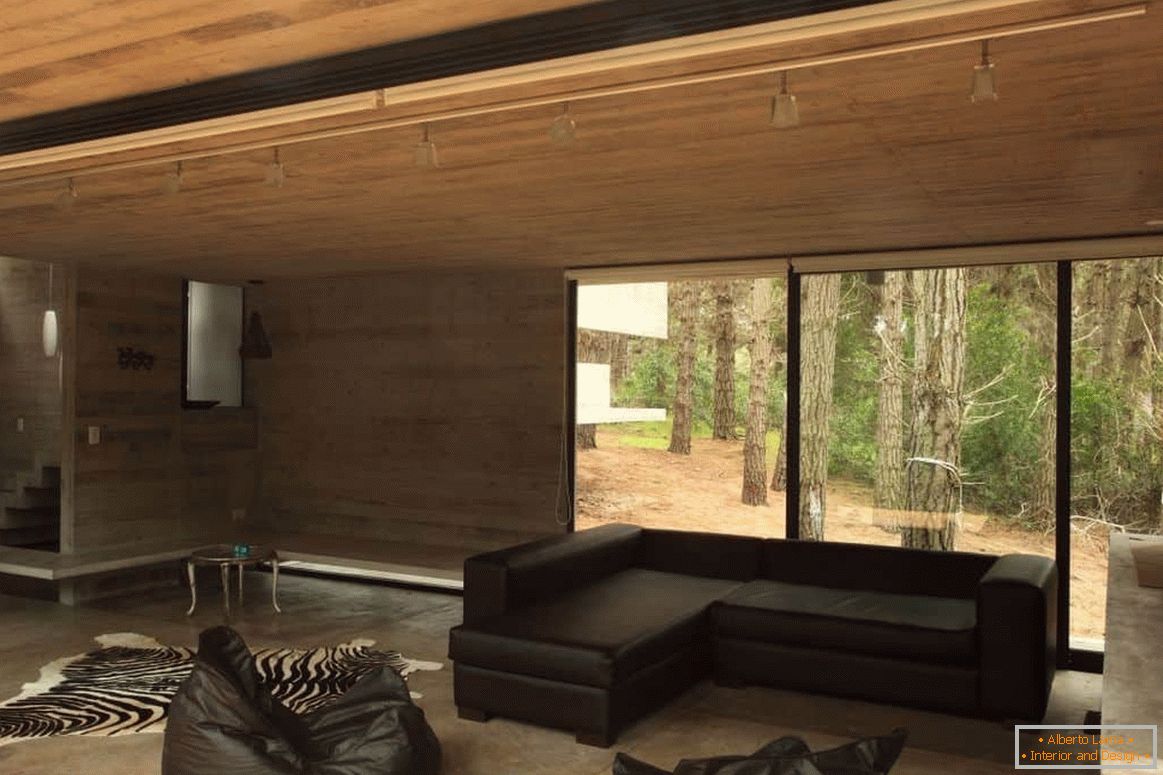 Wohnzimmer mit einem Holzdekor in einem Holzhaus mit einem Panoramafenster