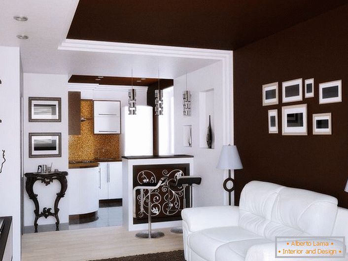 Kleines Wohnzimmer im eklektischen Stil in einer Stadtwohnung. Ein geräumiges, helles Zimmer mit einem Minimum an Möbeln.