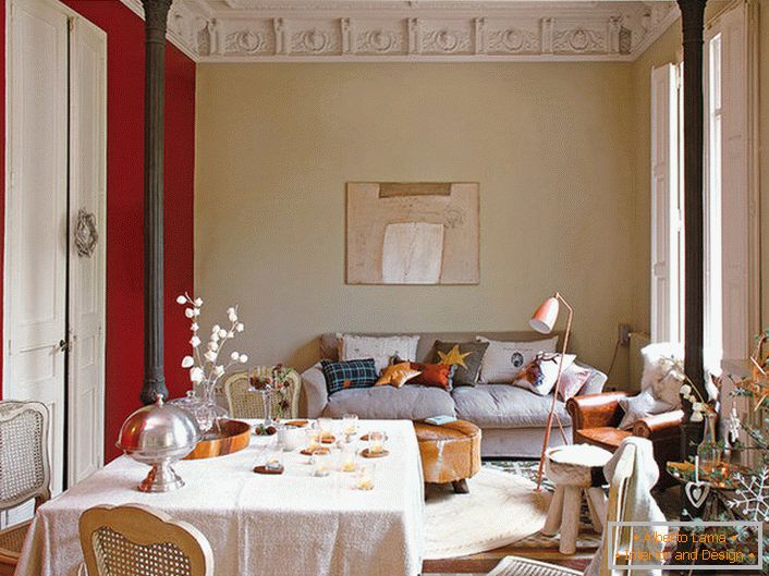 Elegantes Wohnzimmer im Stil des Eklektizismus mit niedlichen Kissen dekoriert. Für die Neujahrsdekoration des Raumes wählte der Besitzer des Hauses eine interessante Fichte mit stilvollen Verzierungen.
