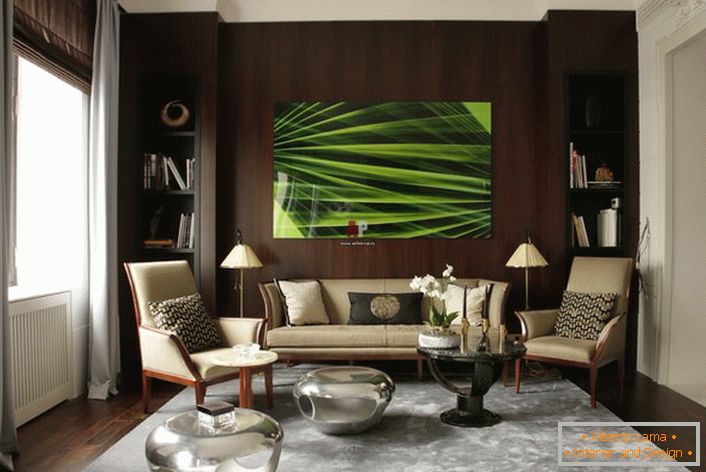 Der Kontrast der dunkelbraunen Wand hinter dem Sofa und der Boden mit einer hellen Decke und Wänden in den besten Traditionen des Eklektizismus.