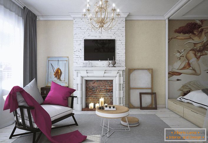 Die Möbel im Wohnzimmer in hellen und dunklen Farben unterscheiden sich in ihrem Stil, aber dank der weißen Kissen fügt sie sich perfekt in das eklektische Stilkonzept ein.