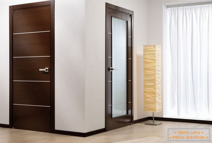 Beispiel von Türen für die Dekoration eines Wohnzimmers Wenge. Taube Türen und Türen mit Glas sind in einem Stil hergestellt. 