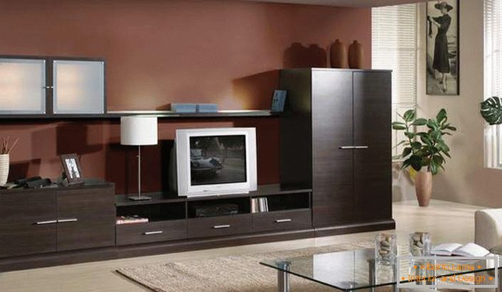 Möbel in Wenge-Farbe ist die ideale Lösung für ein Gästezimmer.
