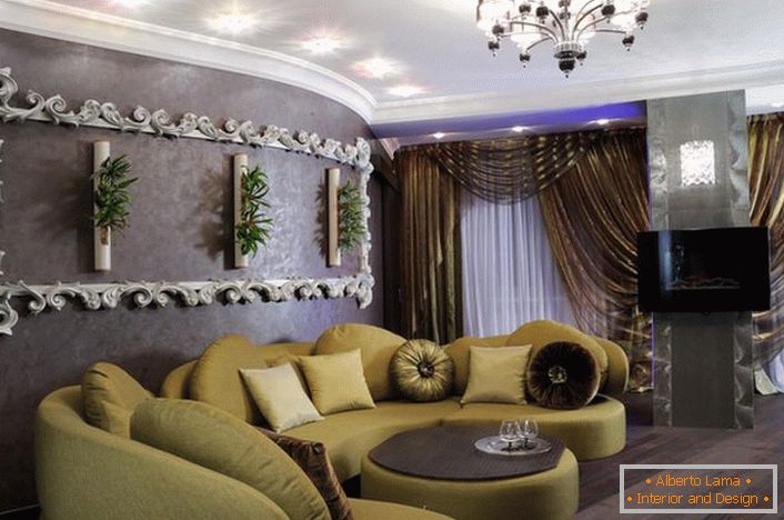 Um das Wohnzimmer im Art-Deco-Stil zu dekorieren, werden weiche Möbel in Senffarbe gewählt. Bemerkenswert auch Stuck an der Wand, der einem kunstvollen, geschweiften Rahmen ähnelt. 