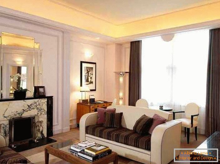 Ein hervorragendes Beispiel dafür, dass der Stil von Art Deco moderat zurückhaltend sein kann. Glamorous Interieur des Wohnzimmers ist gemütlich in einem Familienstil.