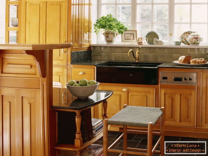 Für quadratische Küchen wählen Sie am besten ein L-förmiges Küchenset aus Holz.