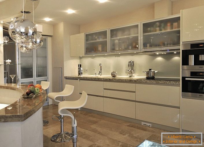 Die Küchenhülle ist praktisch und elegant gestaltet. Auf der einen Seite befindet sich eine Küche und auf der anderen Seite ein Bartresen, der auch als Küchentisch genutzt wird.