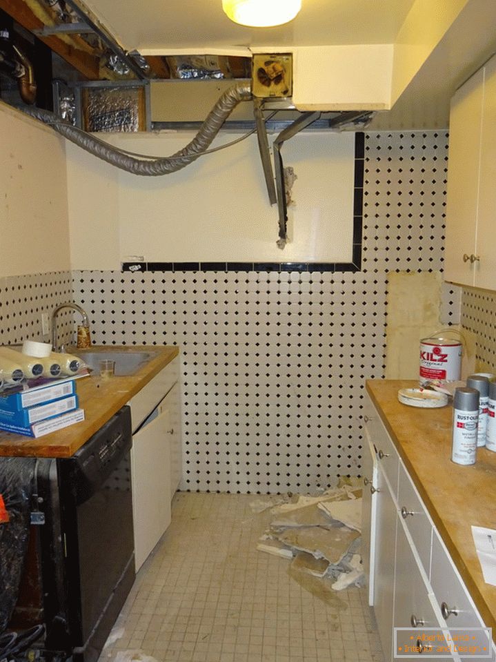 Innenarchitektur der kleinen Küche vor Reparatur