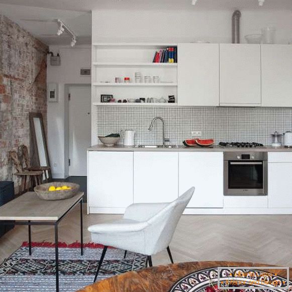 Stilvolles Design der Einzimmerwohnung - kombinierte Küche
