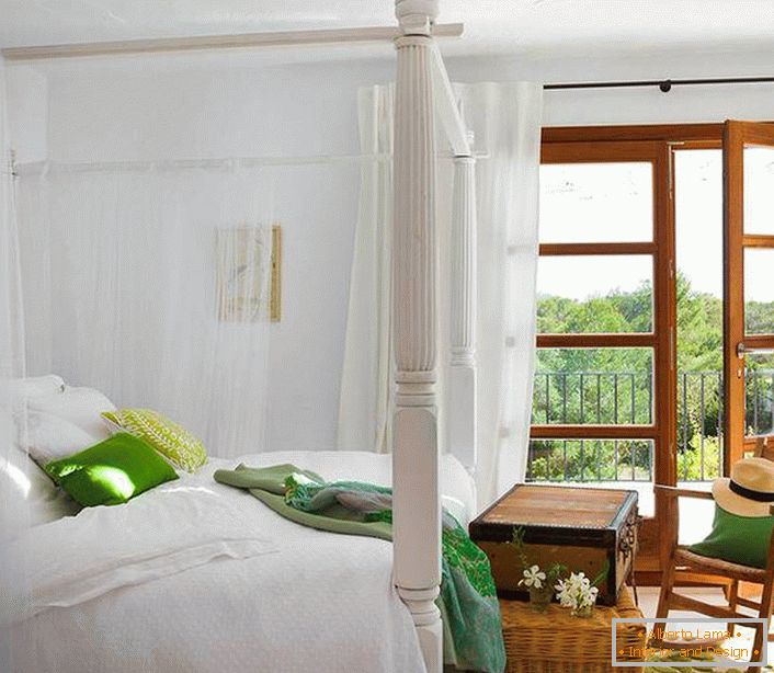 Ein transluzentes Baldachin aus schwerelosem Naturstoff wird zu einer exquisiten Dekoration des Schlafzimmers im mediterranen Stil. 
