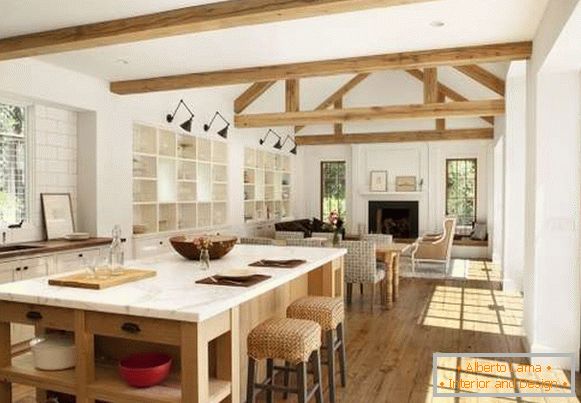 Innenarchitektur eines Landhauses - ein Foto einer kombinierten Küche mit einem Wohnzimmer