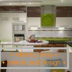 Möbel in der Küche in Grüntönen