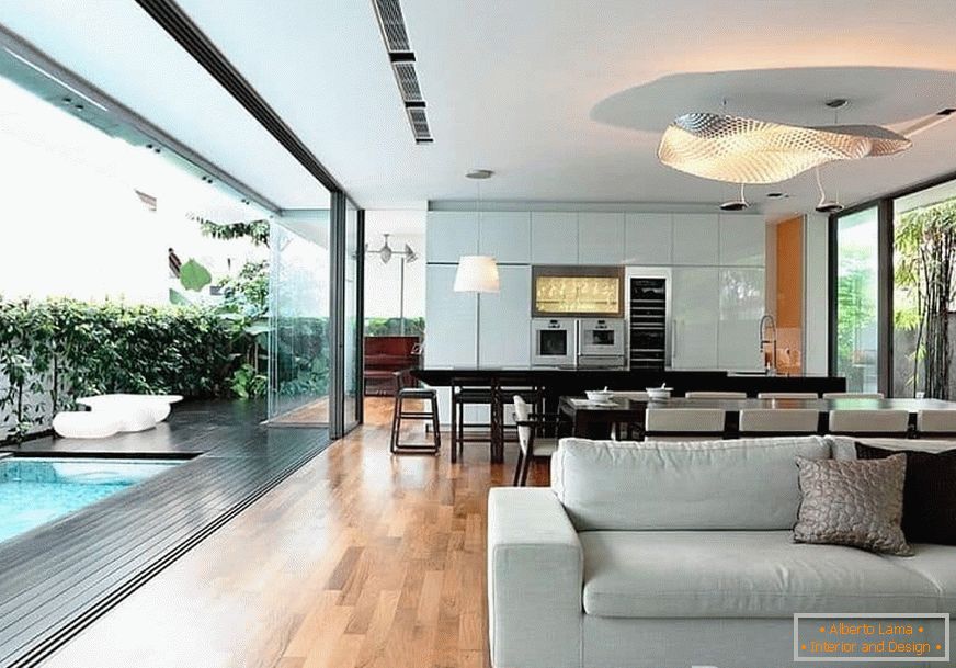 Design-Küche-Esszimmer-Wohnzimmer mit einer Wand ganz aus Glas