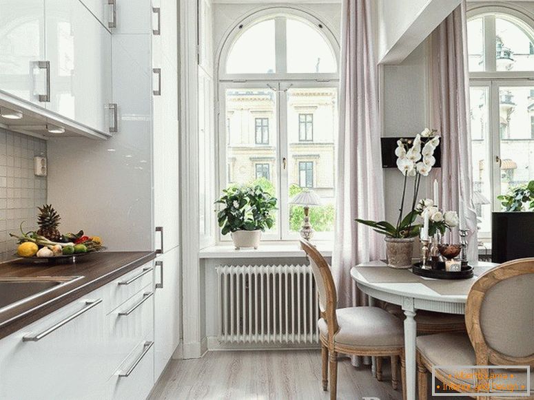 Moderne Küche in einem klassischen Interieur