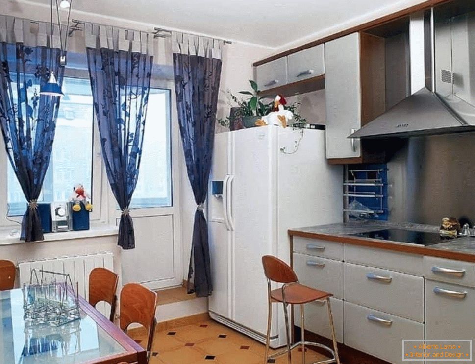 Küche mit zweitürigem Kühlschrank