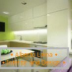 Weiße Möbel und hellgrüne Wände in der Küche