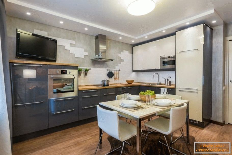Die Kombination von grauen und hellen Möbeln in der Küche