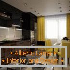 Gelbe Vorhänge und Stühle im dunklen Innenraum der Küche