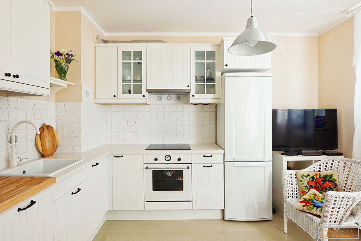L-förmige Anordnung кухни с белой мебелью