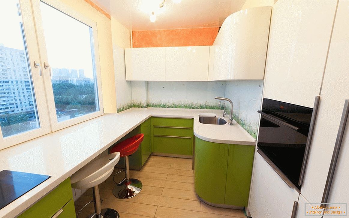 Weiße und grüne Küchenmöbel