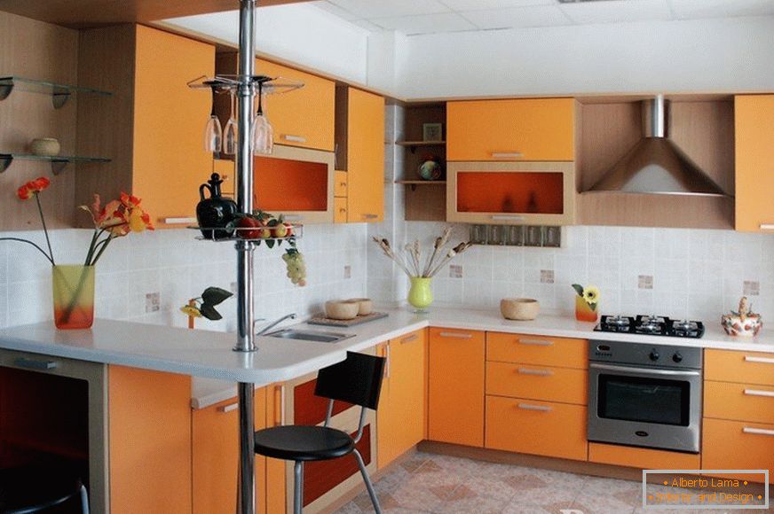 Orange Möbel in der Küche
