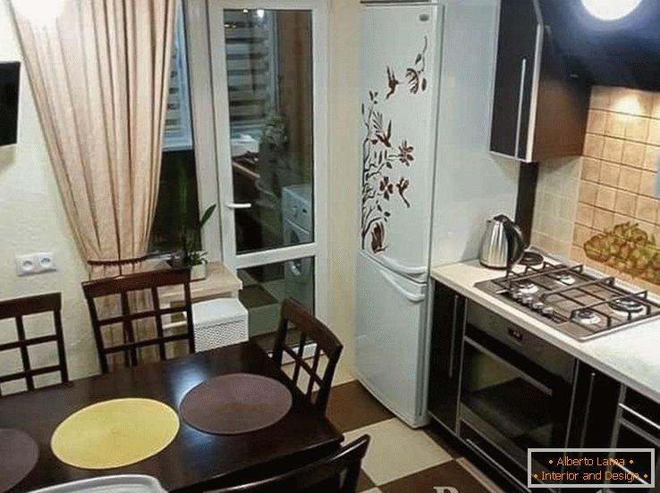 Kleine Küche in Chruschtschow mit Balkon