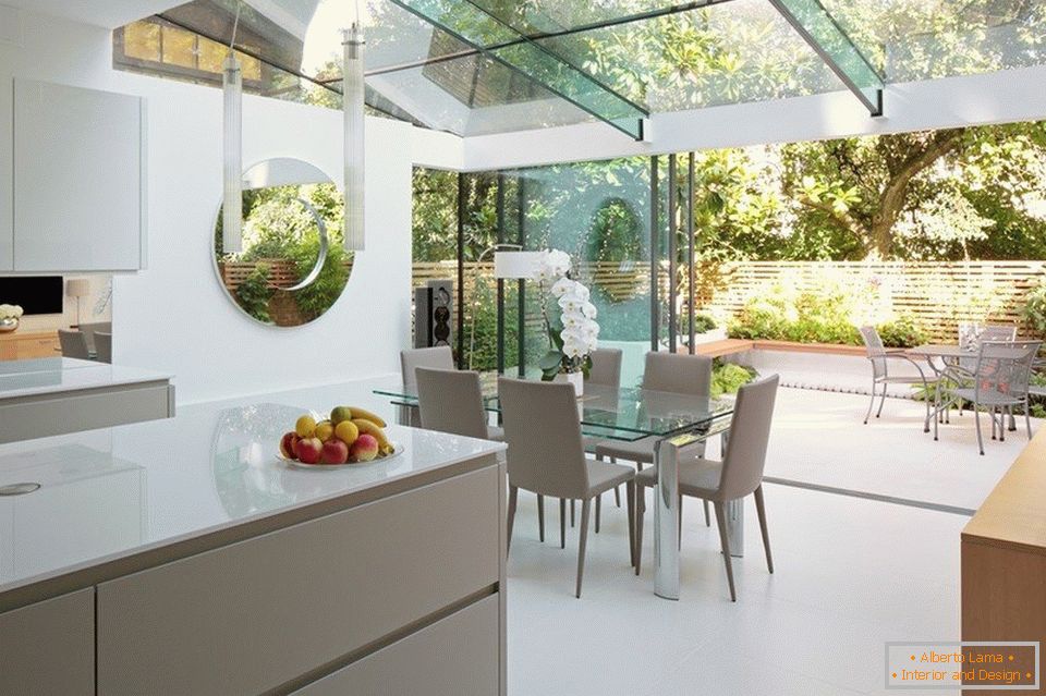 Küche mit einer transparenten Decke im Landhaus