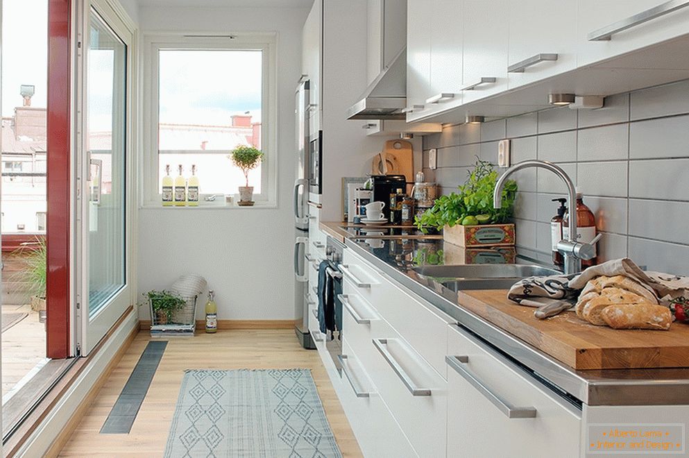 Küchendesign kombiniert mit einer Loggia в городской квартире