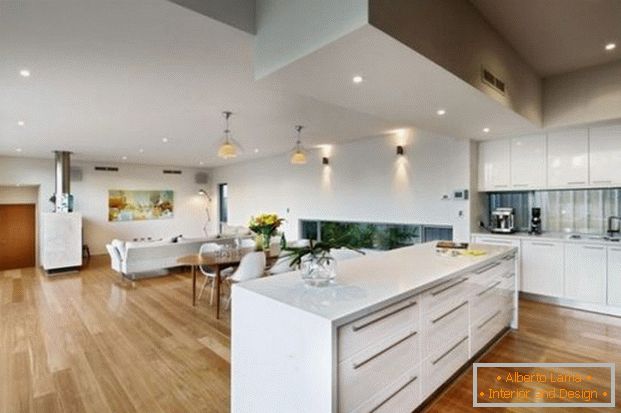 красивый Design einer großen Küche in einem privaten Haus фото