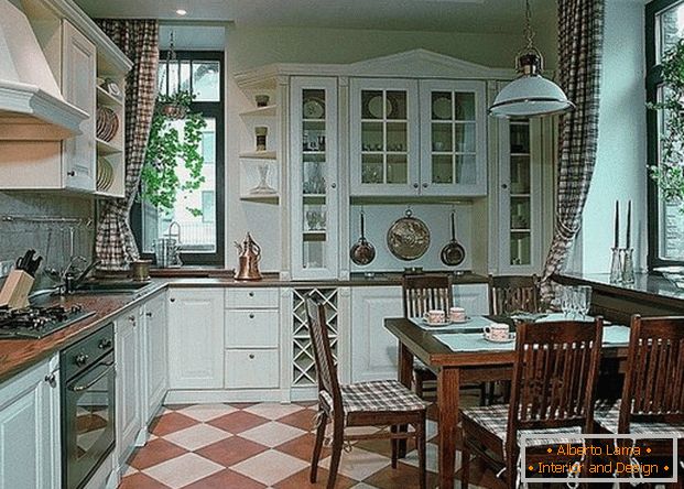Küchendesign in einem privaten Hausс панорамными окнами