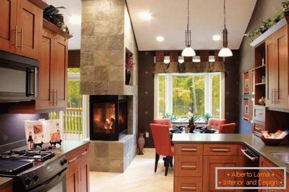 Kücheninnenraum mit Kamin Foto