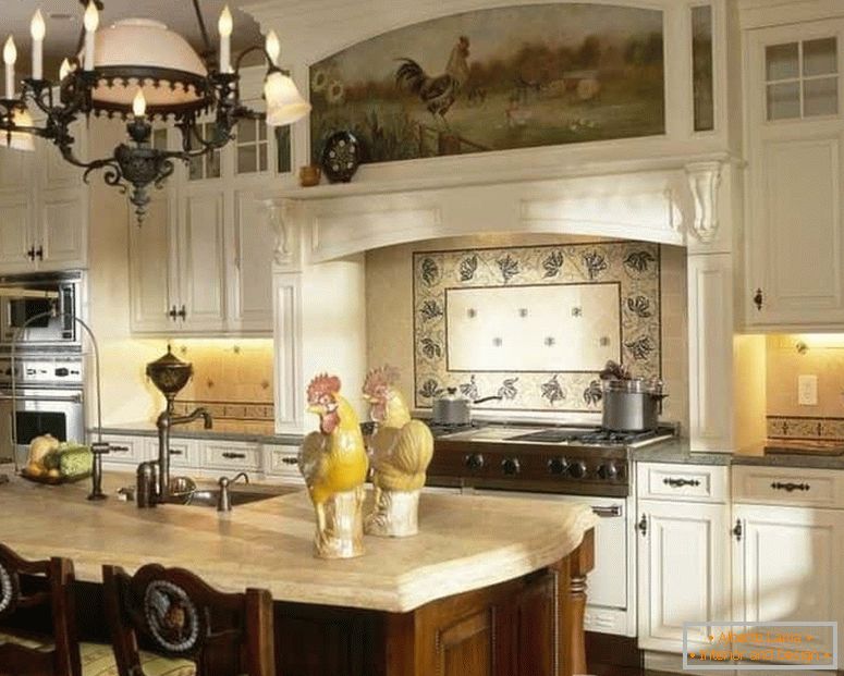 Schöne Küche in einem rustikalen Stil mit Elementen der Malerei an den Fassaden