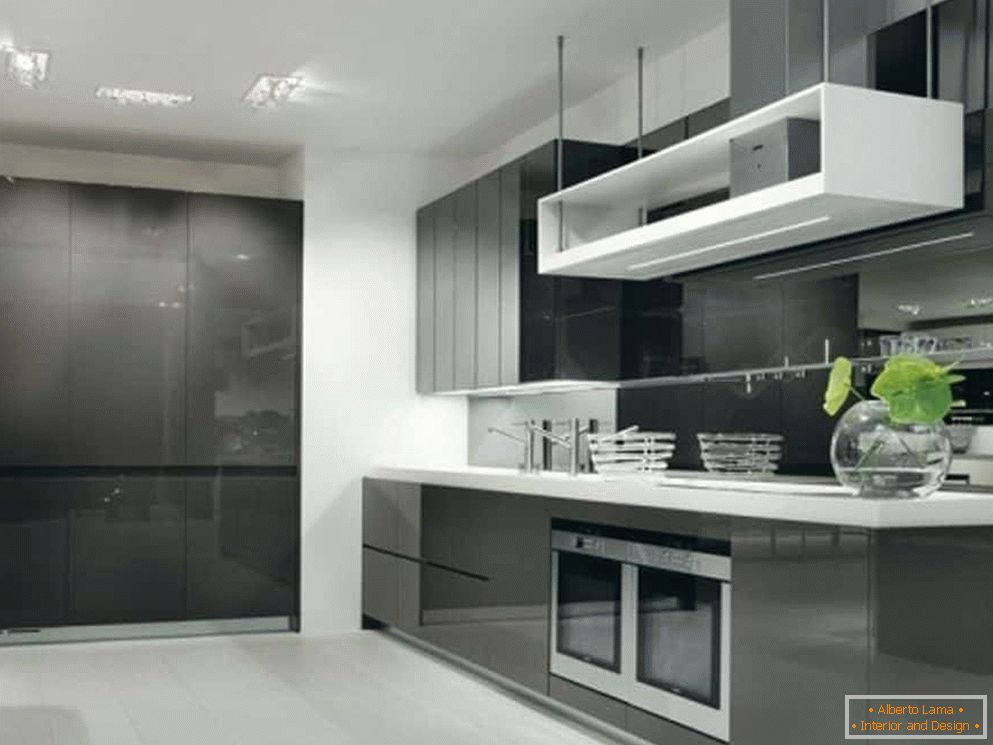 Graue glänzende Fassade in der Küche