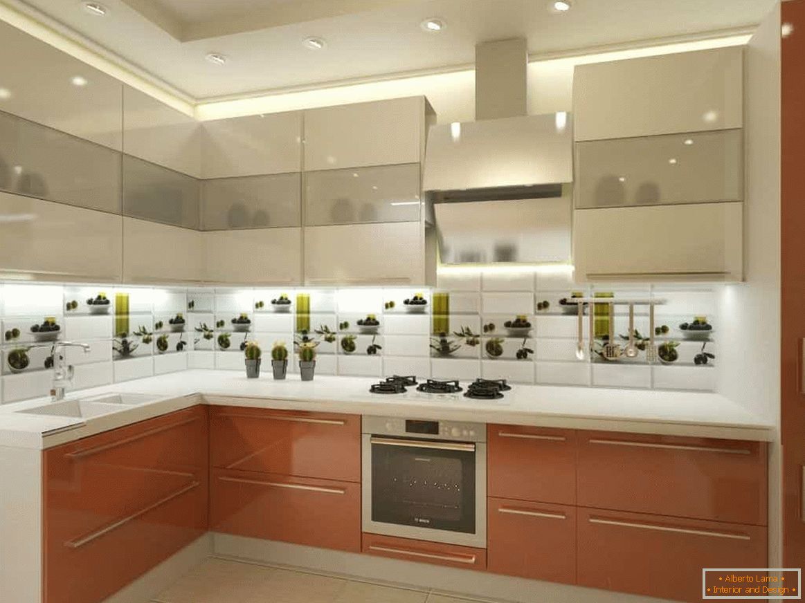 Orange-weiße Küche in glänzenden Fassaden