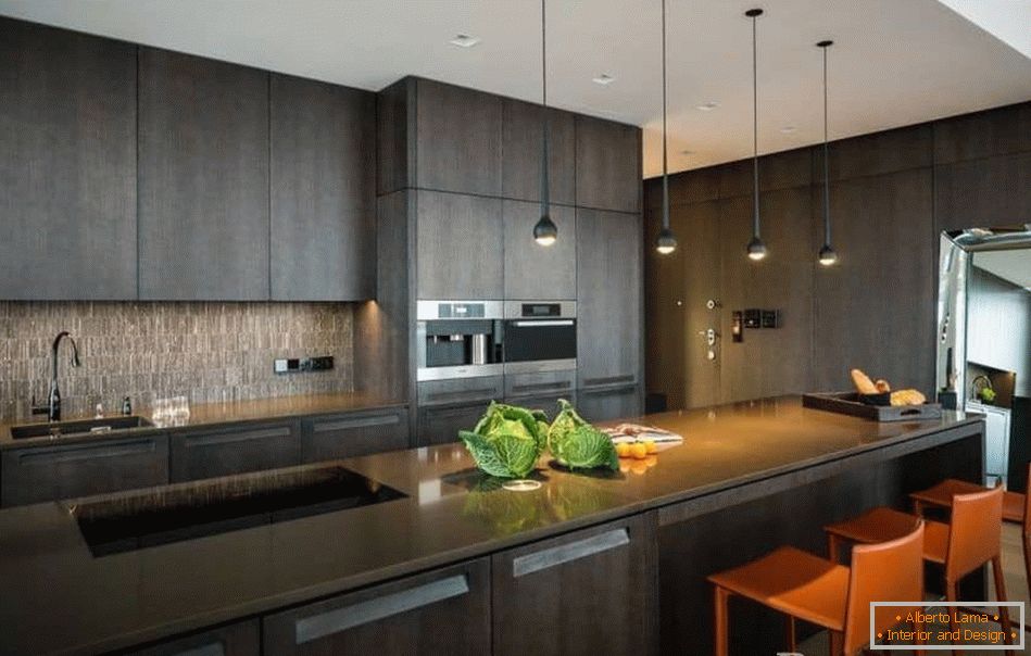 Küche in High-Tech-Stil in dunkler Farbe