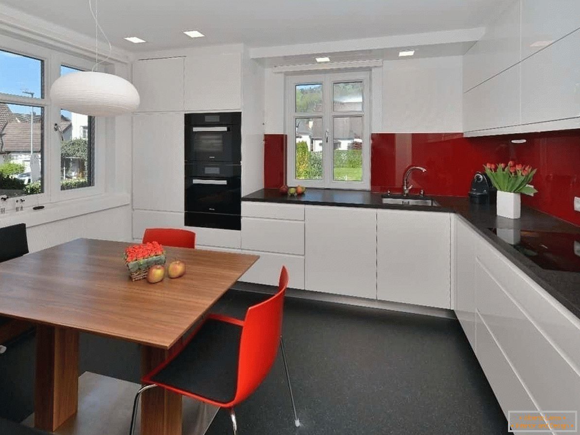 Weiß matte Decke wird den Raum von kleinen Küchen im High-Tech-Stil erweitern