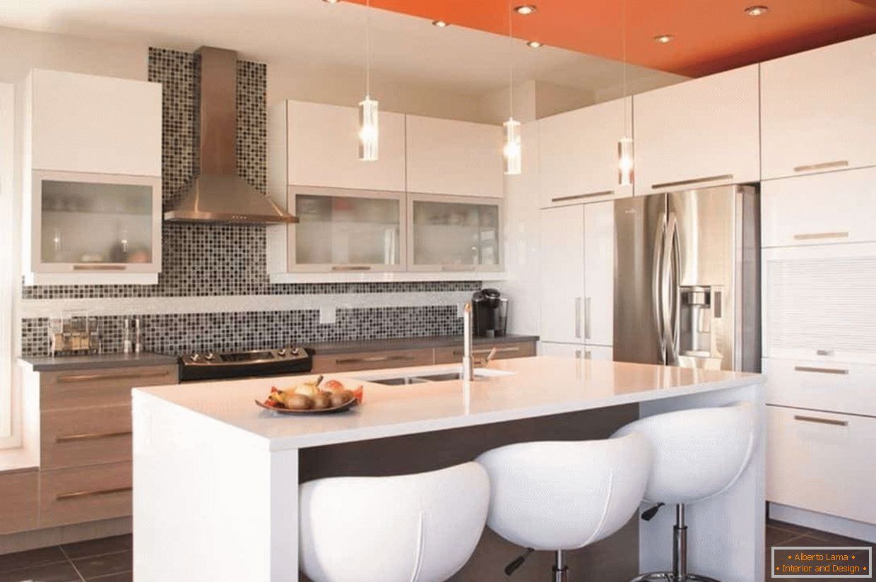 Die Kombination von Farbe an der Decke im Inneren der Küche im Stil von High-Tech