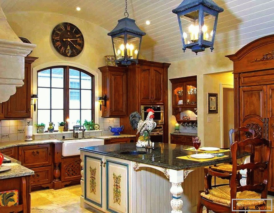 Helle Farben im Inneren der Küche im Stil des Landes