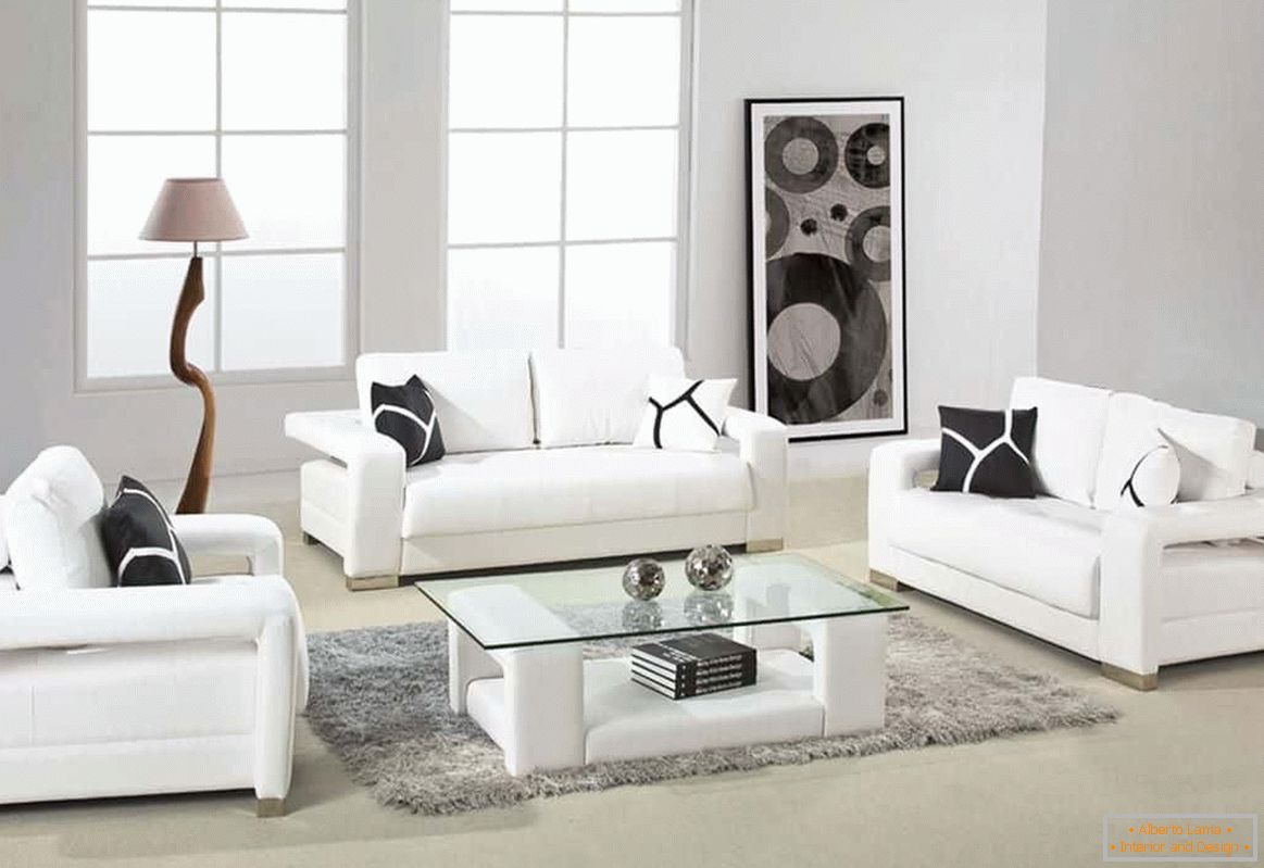 Helles quadratisches Wohnzimmer mit weißen Möbeln