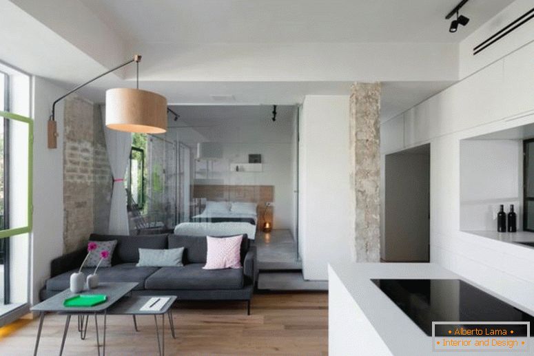 Tel-Aviv-Apartment-mit-Japanisch-Design-Einflüsse-Schlafzimmer-hinter-Sofa