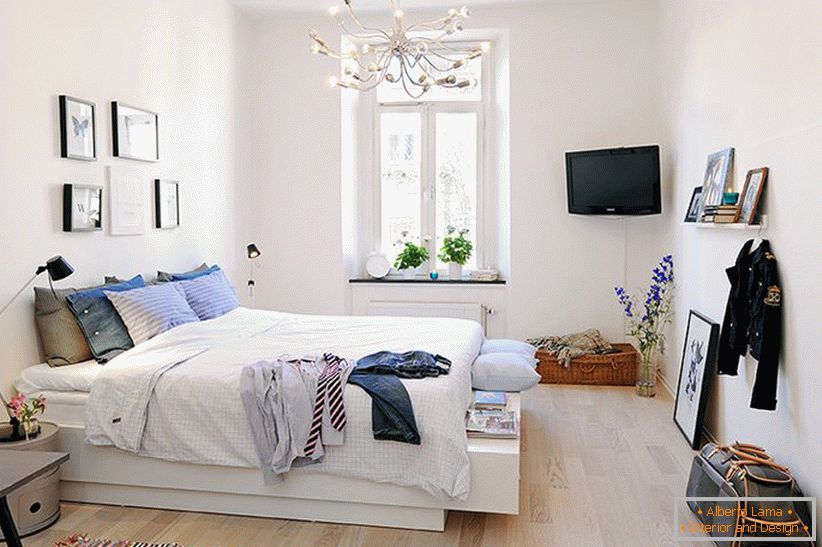 Kleines Schlafzimmer in weißer Farbe