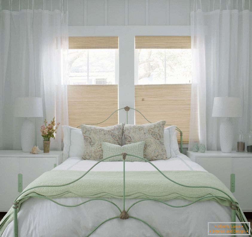 Zartes weißes Schlafzimmer im provenzalischen Stil