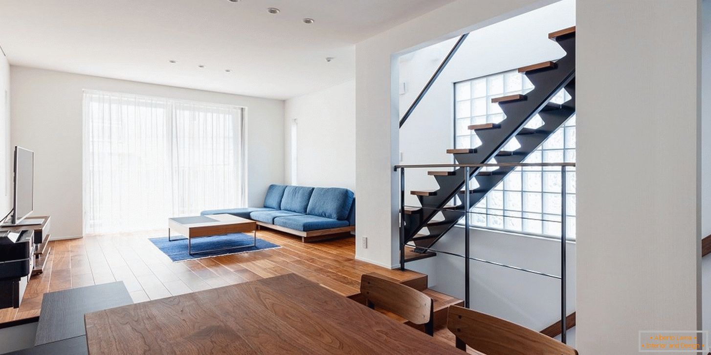 Eine breite Treppe in einem privaten Haus