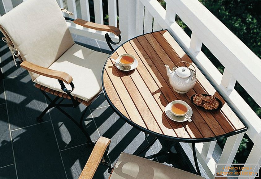 Platz für Kaffee auf einem kleinen Balkon